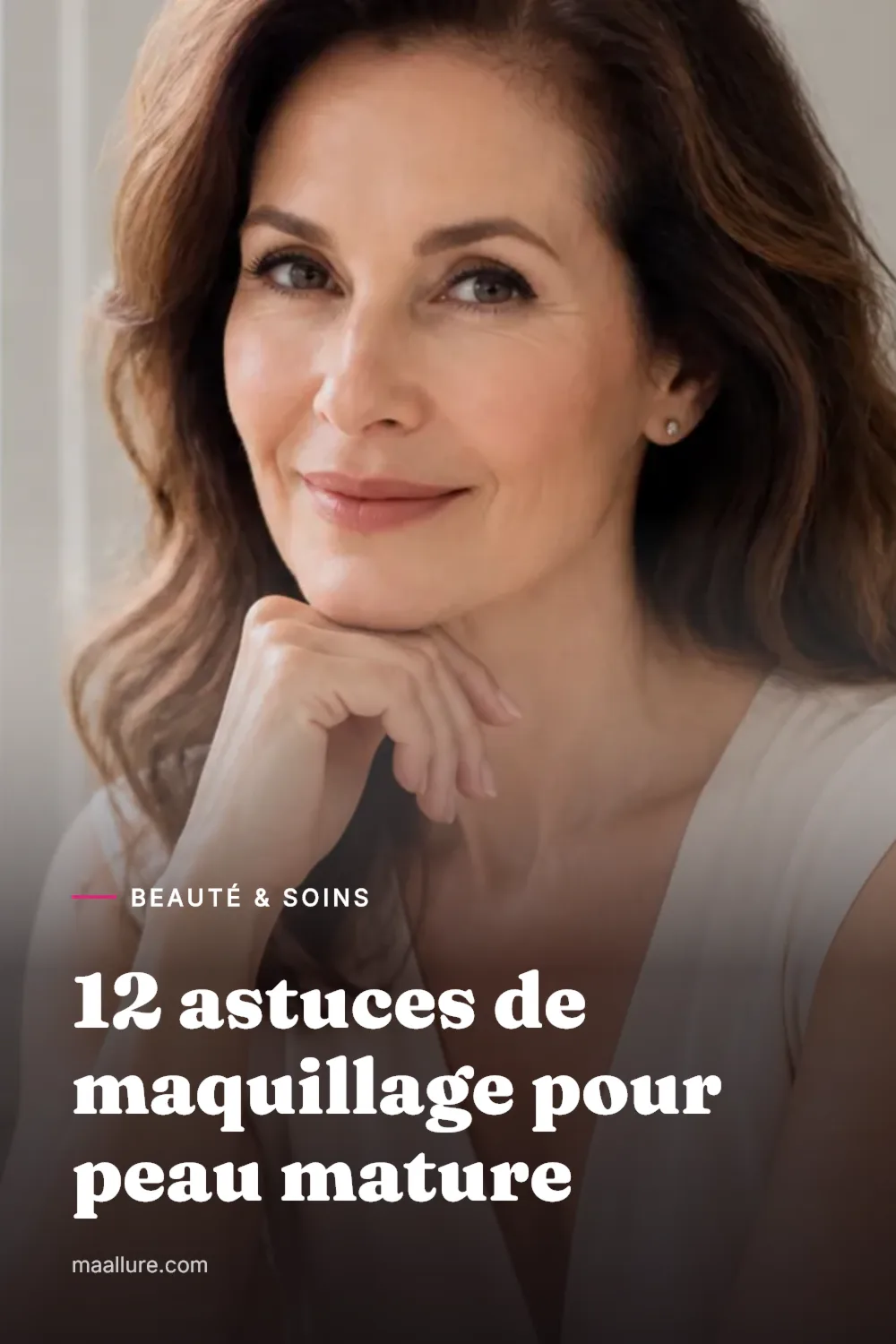 Femme mûre souriante au maquillage naturel et lumineux, teint frais et lèvres satinées