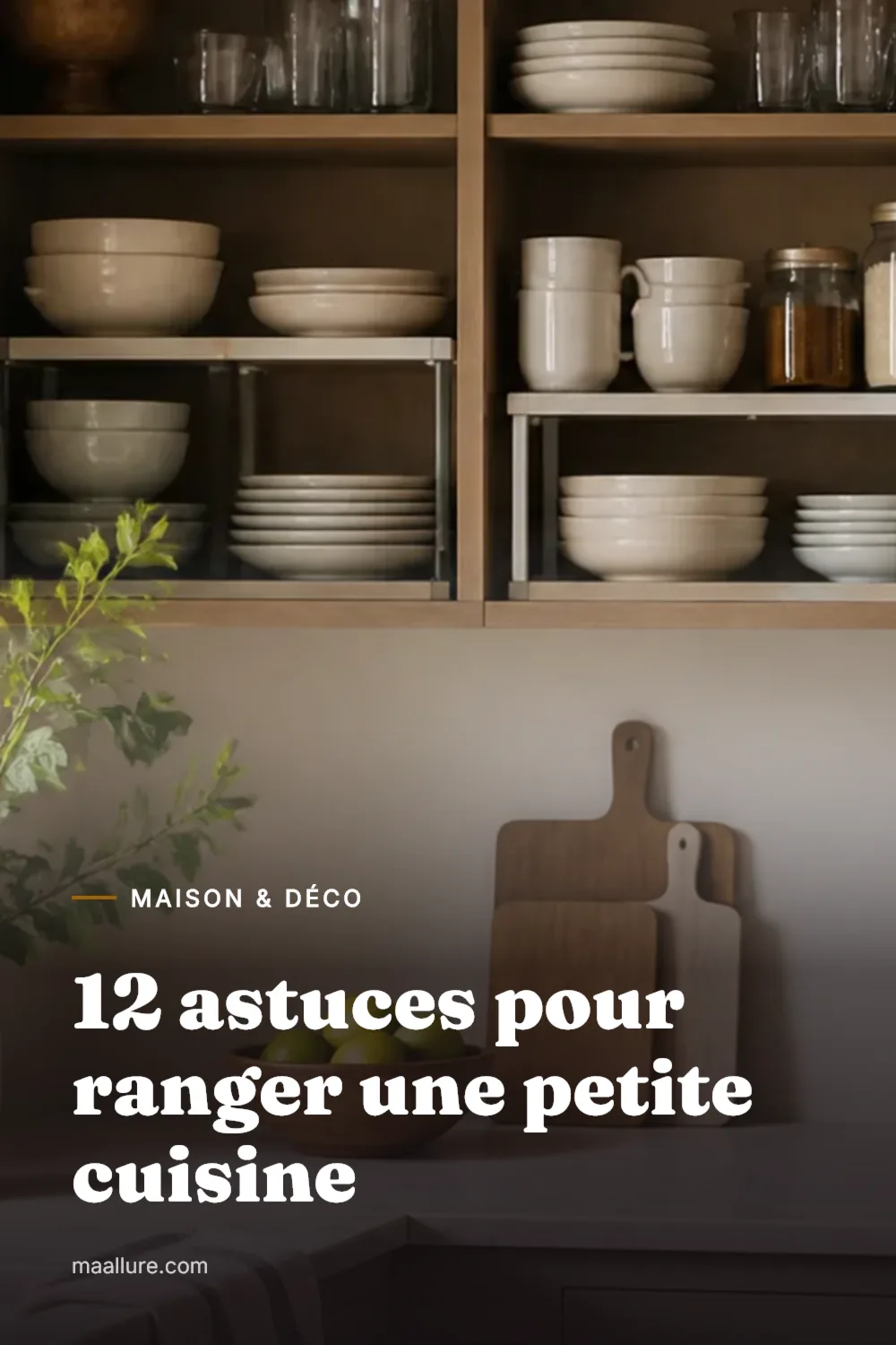 Petite cuisine lumineuse et bien rangée avec étagères modulables, bocaux organisés et plan de travail dégagé