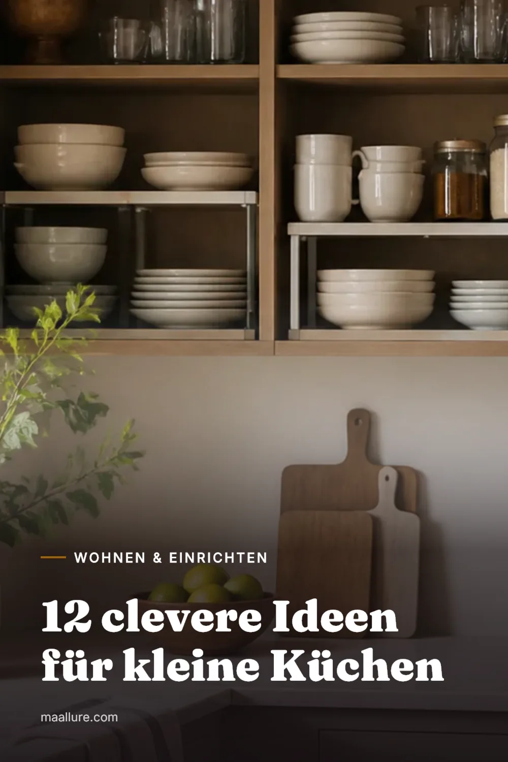 Kompakte, helle Küche mit übersichtlich organisierten Schränken, Regaleinsätzen und freier Arbeitsplatte