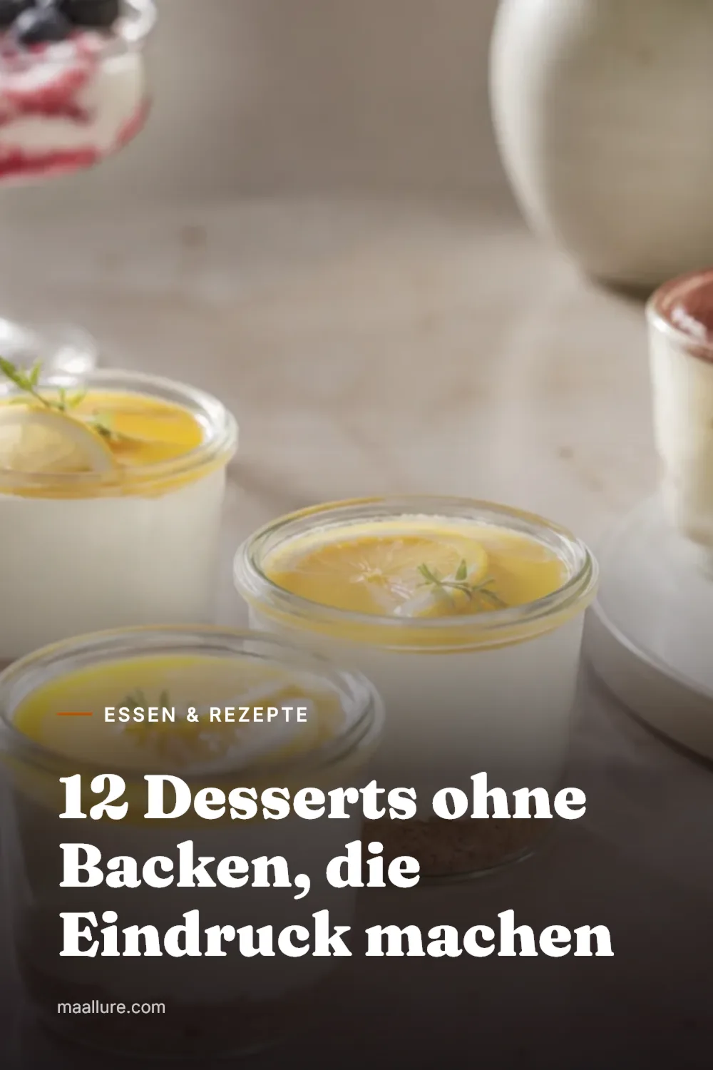 Verschiedene No-Bake-Desserts wie Cheesecake im Glas, Schokoladentarte und Beeren-Cremes auf einem gedeckten Tisch