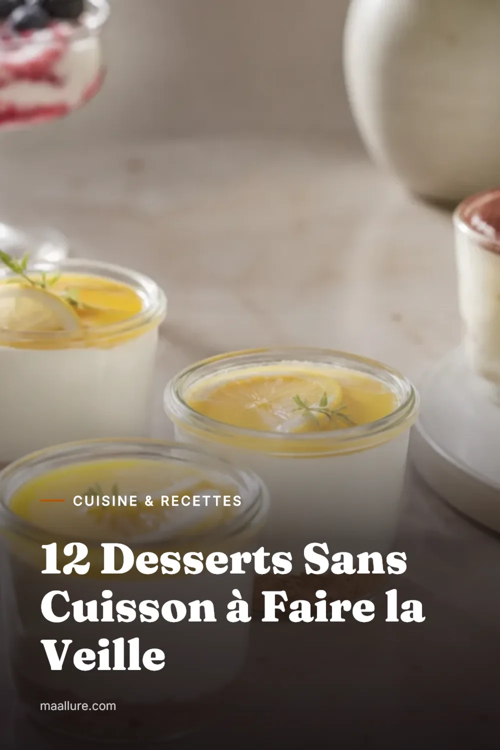 Assortiment de desserts sans cuisson sur une nappe en lin, incluant des verrines au citron, une tartelette chocolat framboise et des coupes de fruits