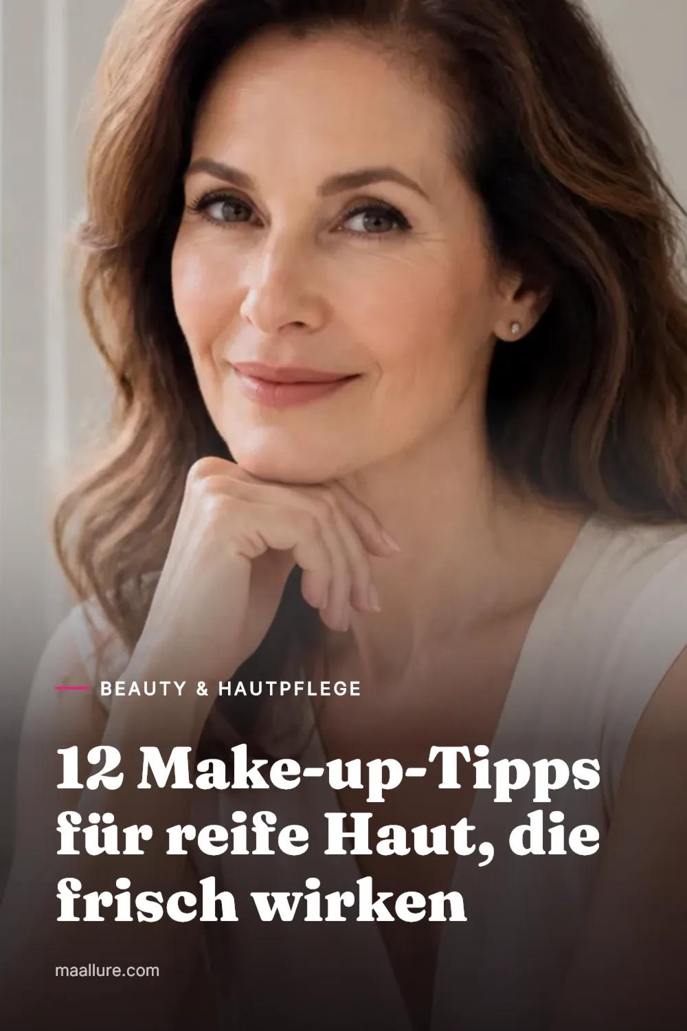 Frau mit reifer Haut und natürlichem, strahlendem Make-up, dezentem Rouge und gepflegten Lippen