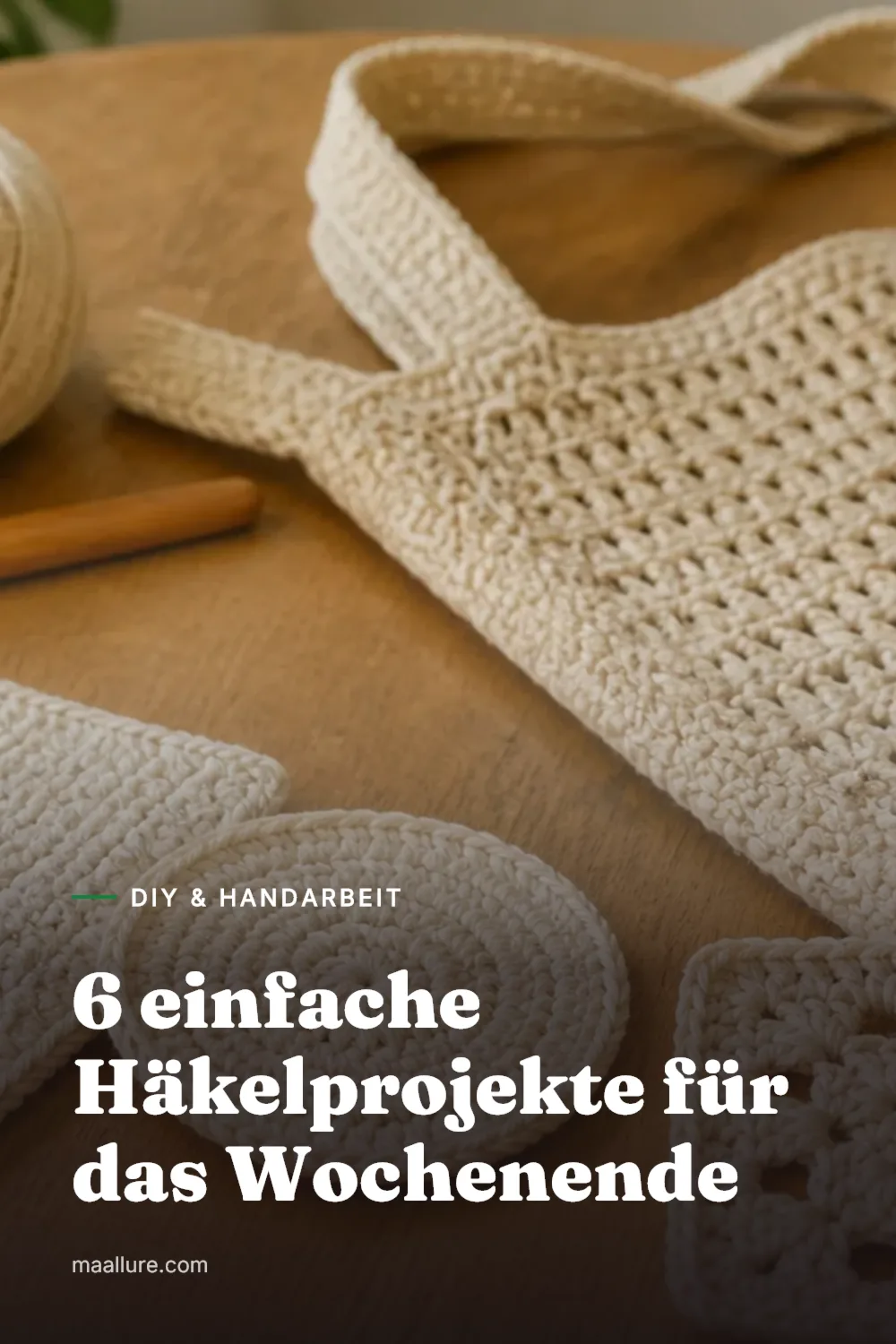 Anfängerfreundliches Häkelzubehör auf einem Tisch mit Garn, Häkelnadel, Spüllappen und Häkelstücken