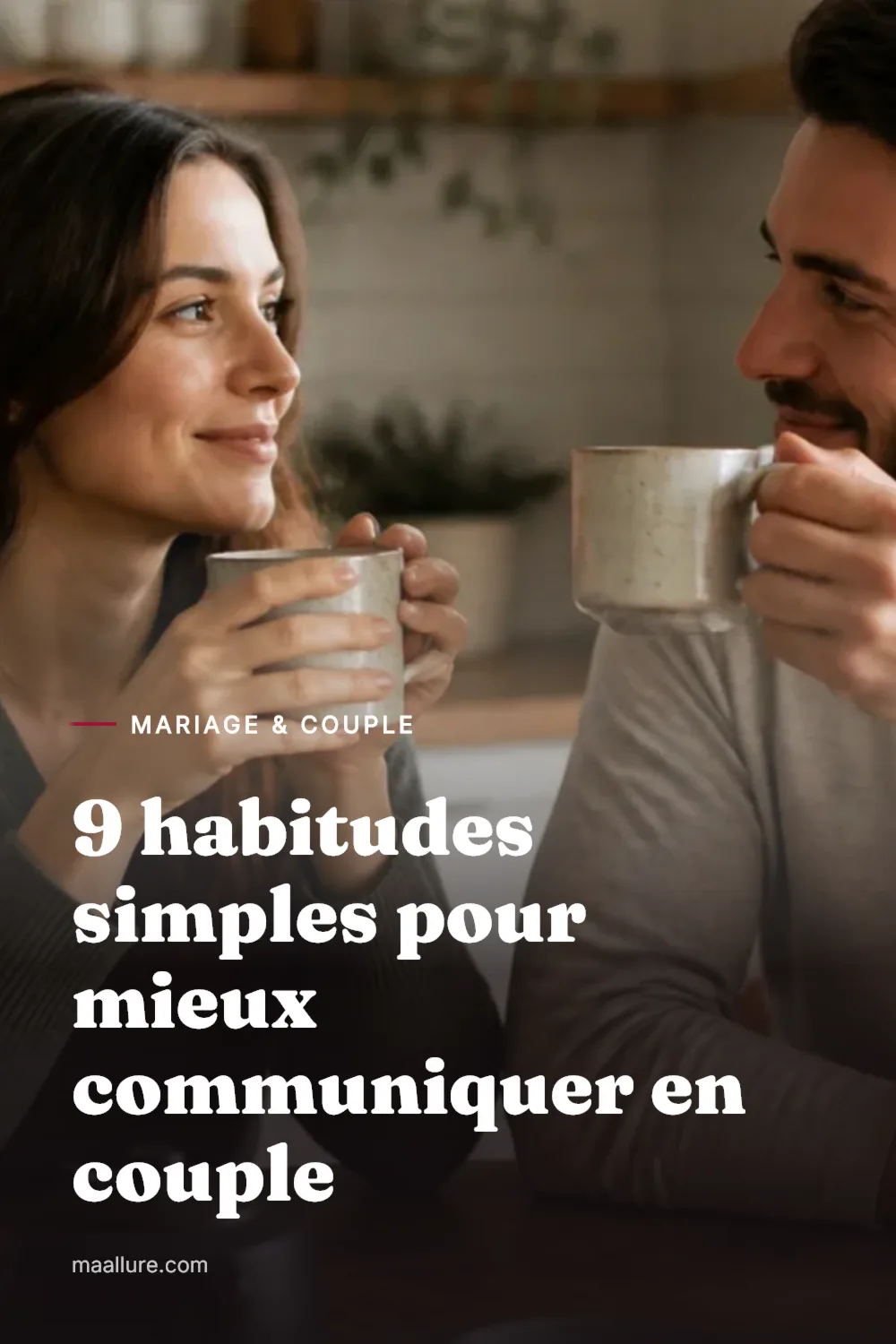 Un couple échange calmement autour d'un café dans une cuisine lumineuse