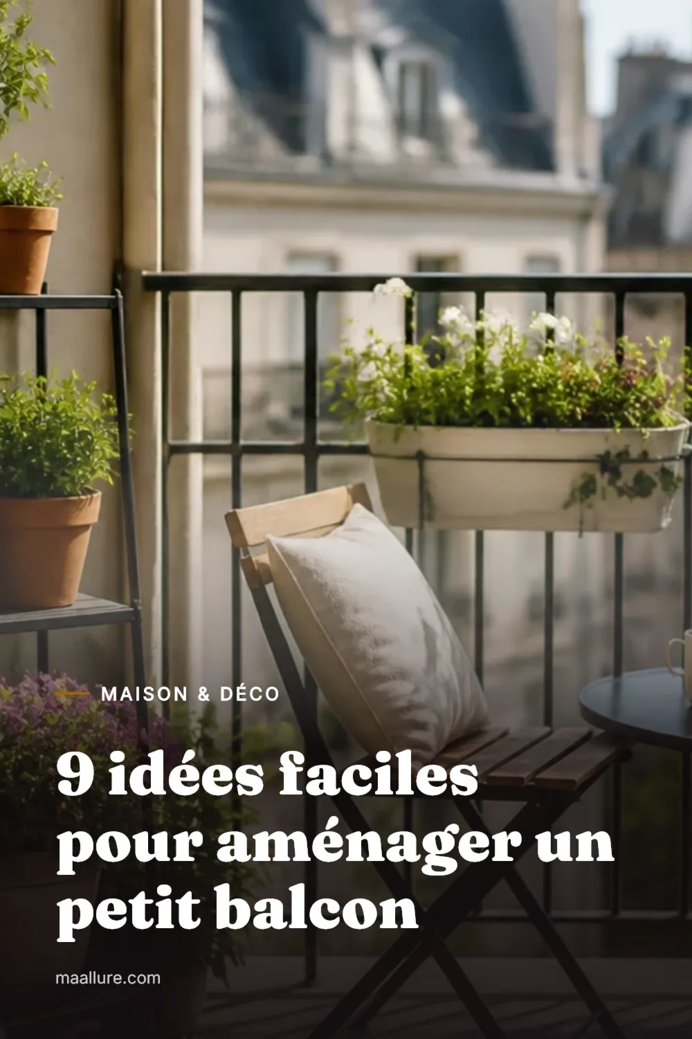 Petit balcon d'appartement de ville aménagé avec des jardinières d'herbes aromatiques, des pots fleuris et une chaise pliante