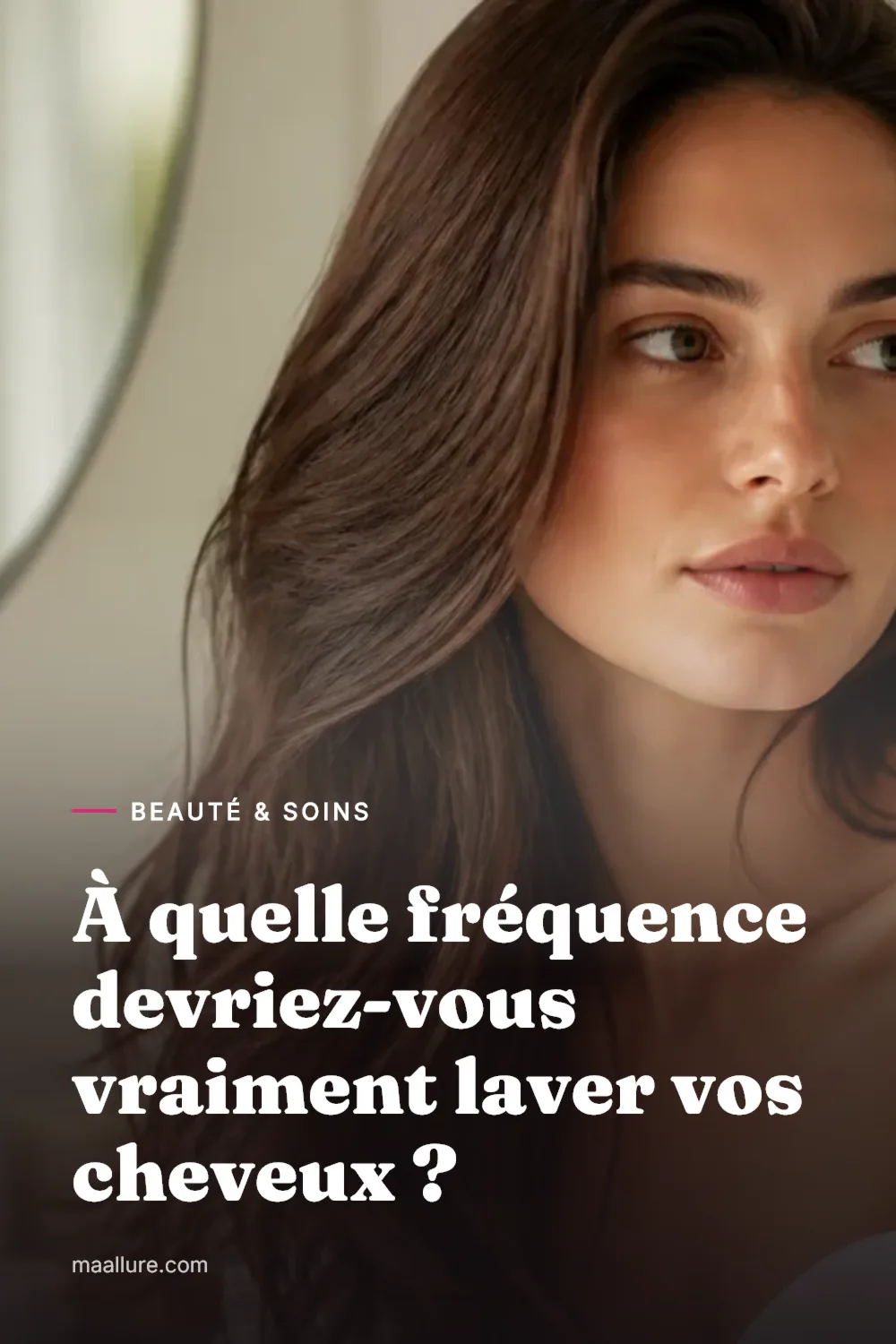 Femme aux cheveux souples et brillants dans une salle de bain lumineuse