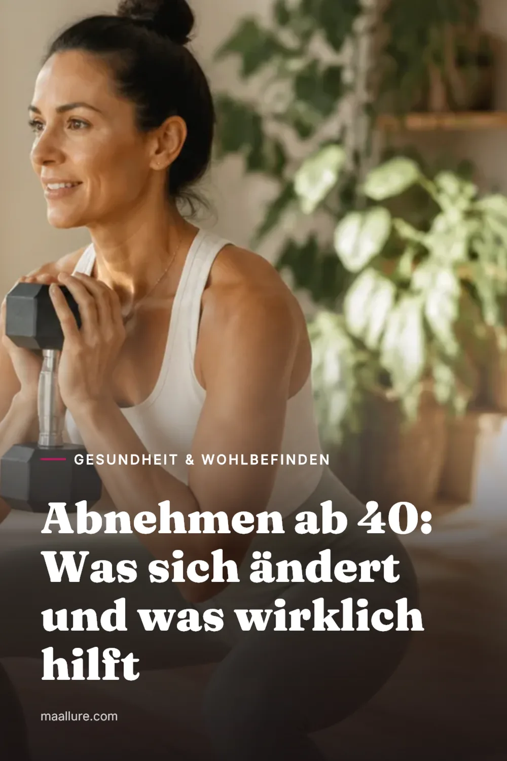 Frau in ihren Vierzigern macht im hellen Wohnzimmer eine Kniebeuge mit Kurzhantel als Teil ihres Krafttrainings zu Hause