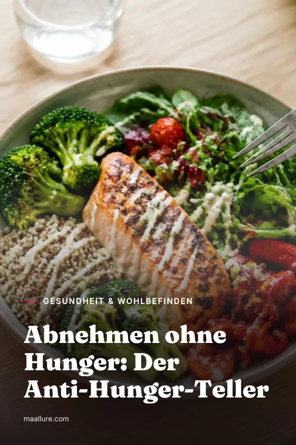 Blick von oben auf eine sättigende Lunch-Bowl mit Lachs, Ofengemüse, grünem Salat und Quinoa, dazu Beeren und ein Glas Wasser auf einem Holztisch