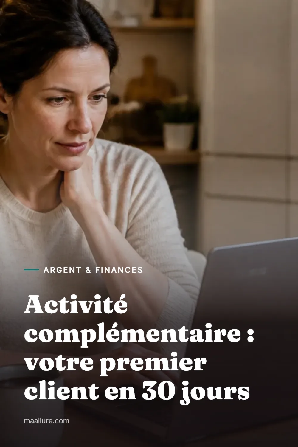 Femme organisant son activité complémentaire à la table de sa cuisine le matin, avec un ordinateur portable, un carnet et un café