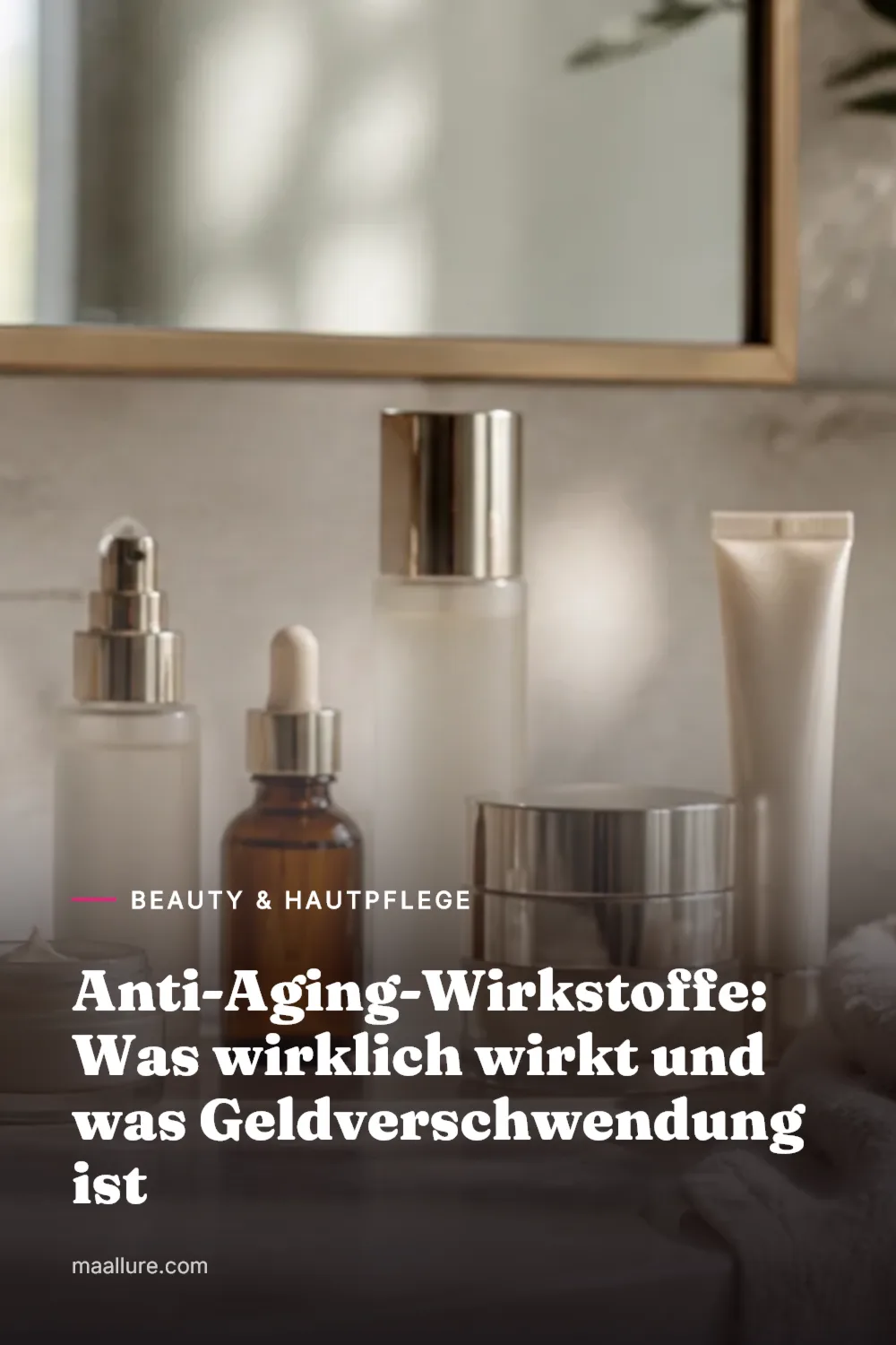 Hochwertige Kosmetikfläschchen mit Pipetten auf einer hellen Marmoroberfläche im Badezimmer