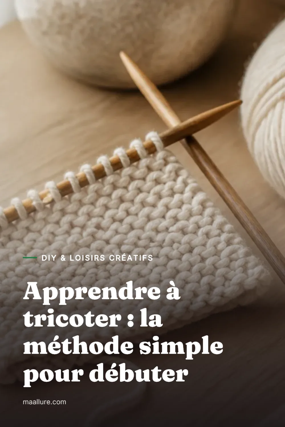 Aiguilles à tricoter en bois avec une pelote de laine claire et un échantillon au point mousse sur une table en bois clair
