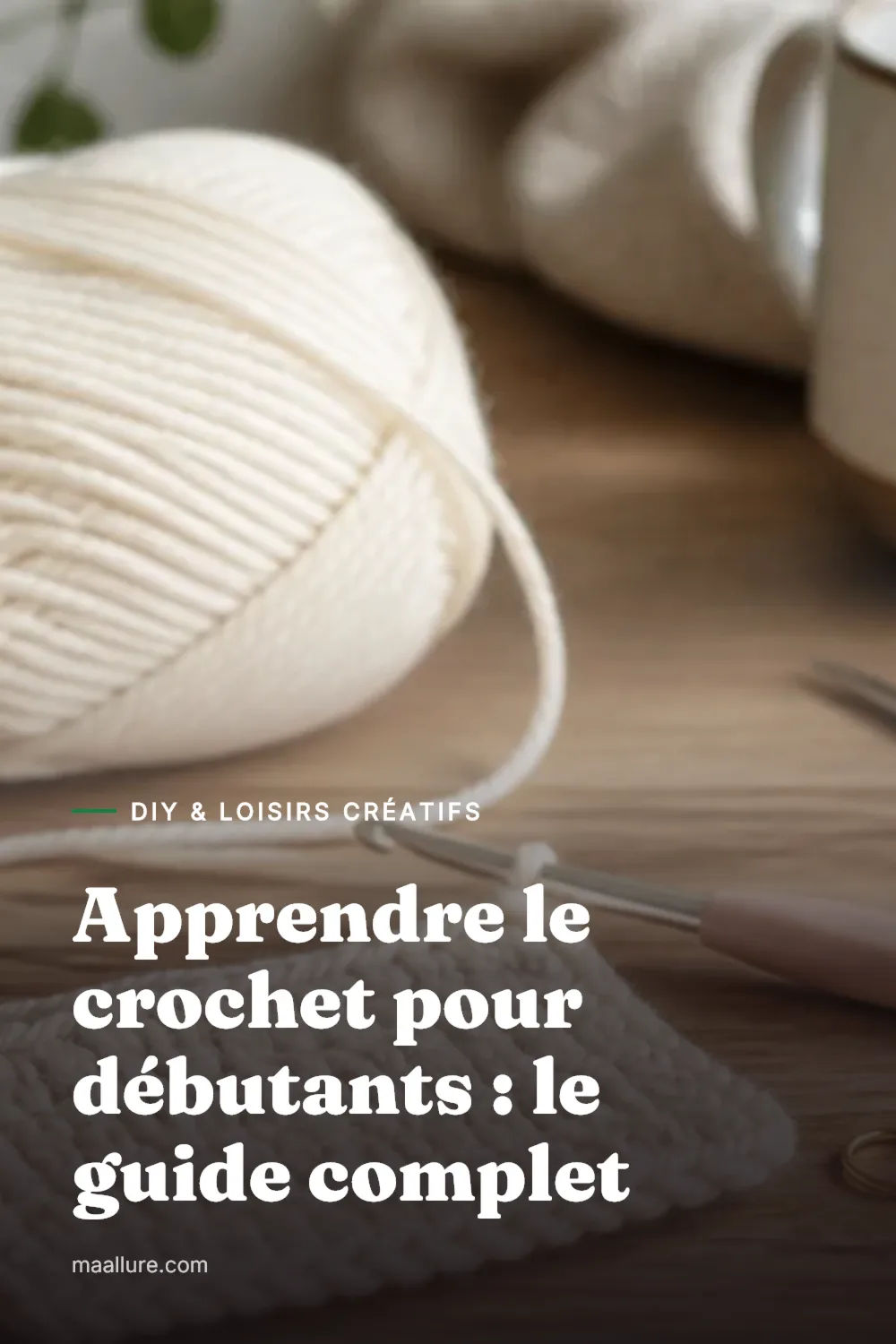Matériel de crochet pour débutant avec une pelote de laine claire, un crochet, des ciseaux et un petit échantillon