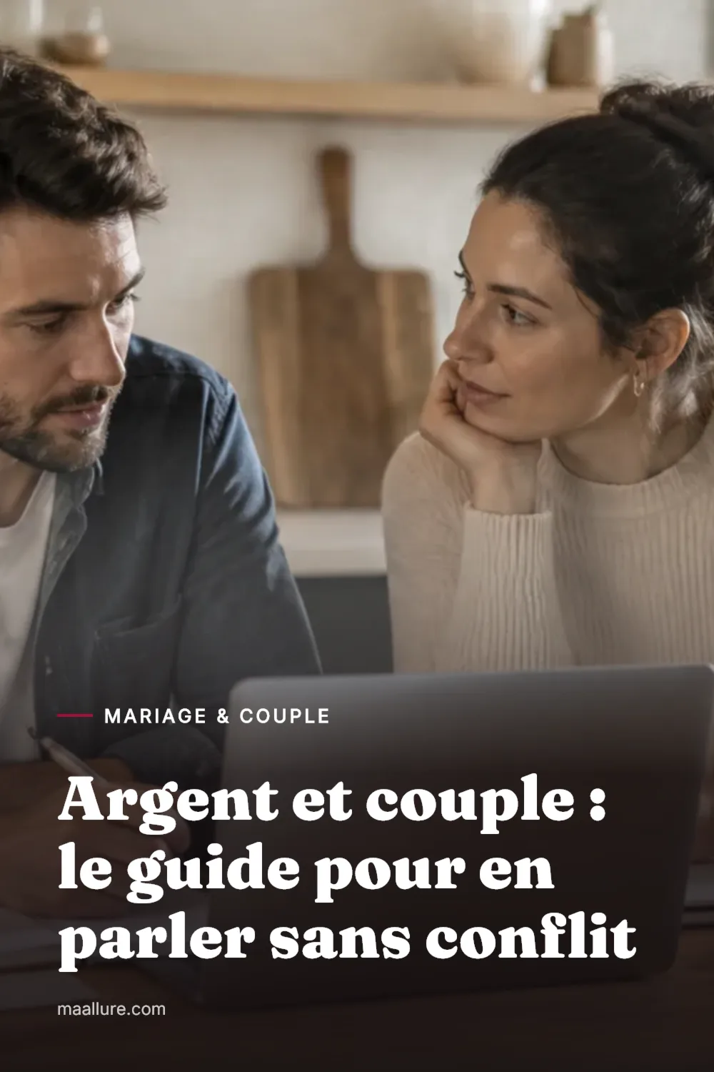 Un couple assis sereinement autour d'une table avec un carnet et un café pour parler de budget