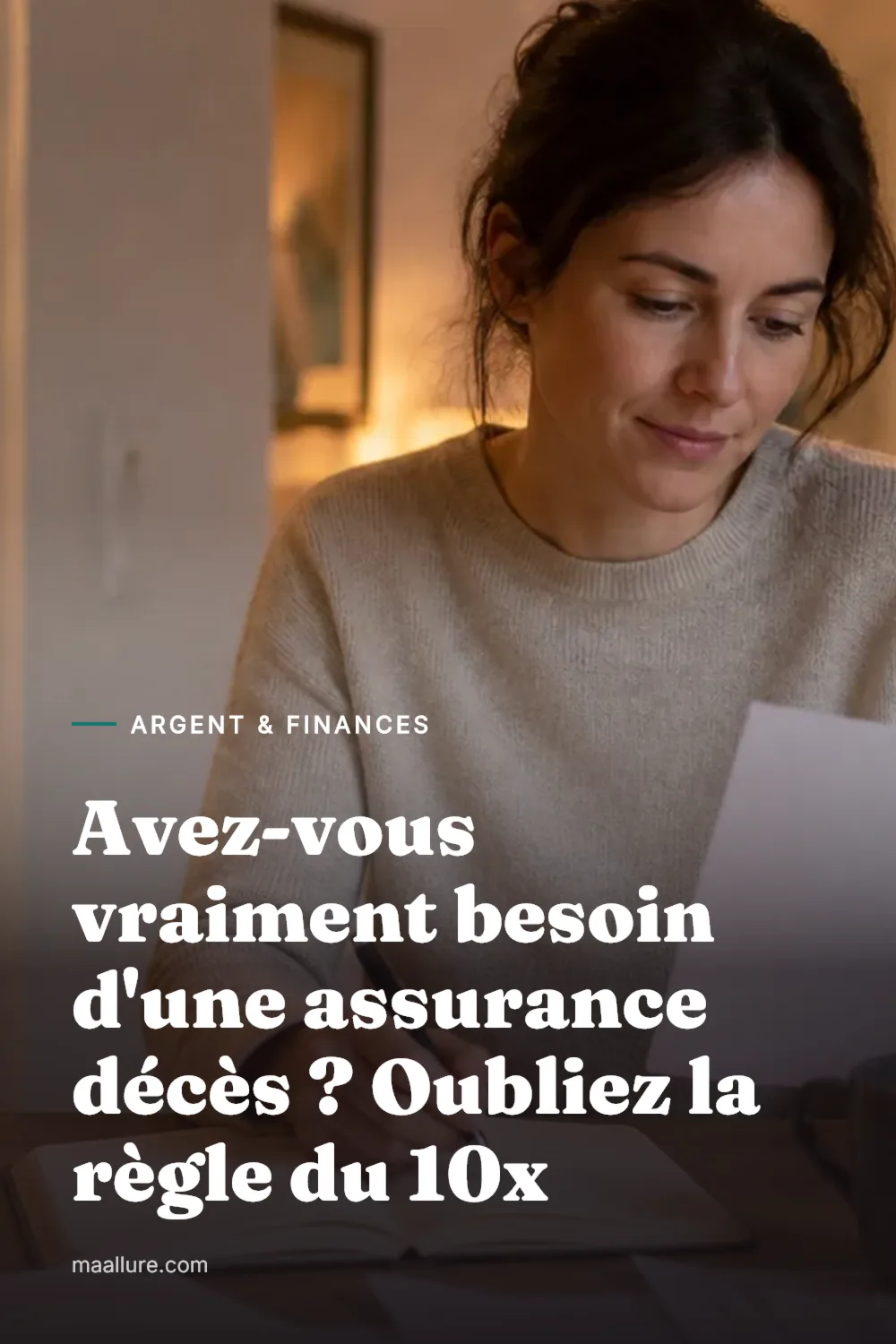 Femme à sa table de cuisine le soir en train de revoir des documents administratifs et des notes tout en planifiant l'assurance décès de sa famille