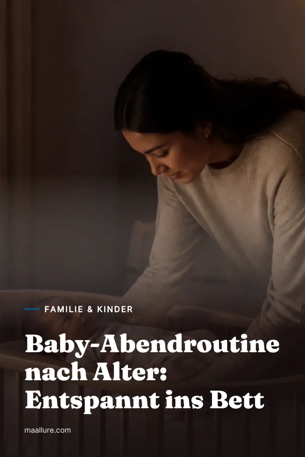 Mutter legt ihr schlafendes Baby sanft in ein sicheres Gitterbett im abgedunkelten Kinderzimmer