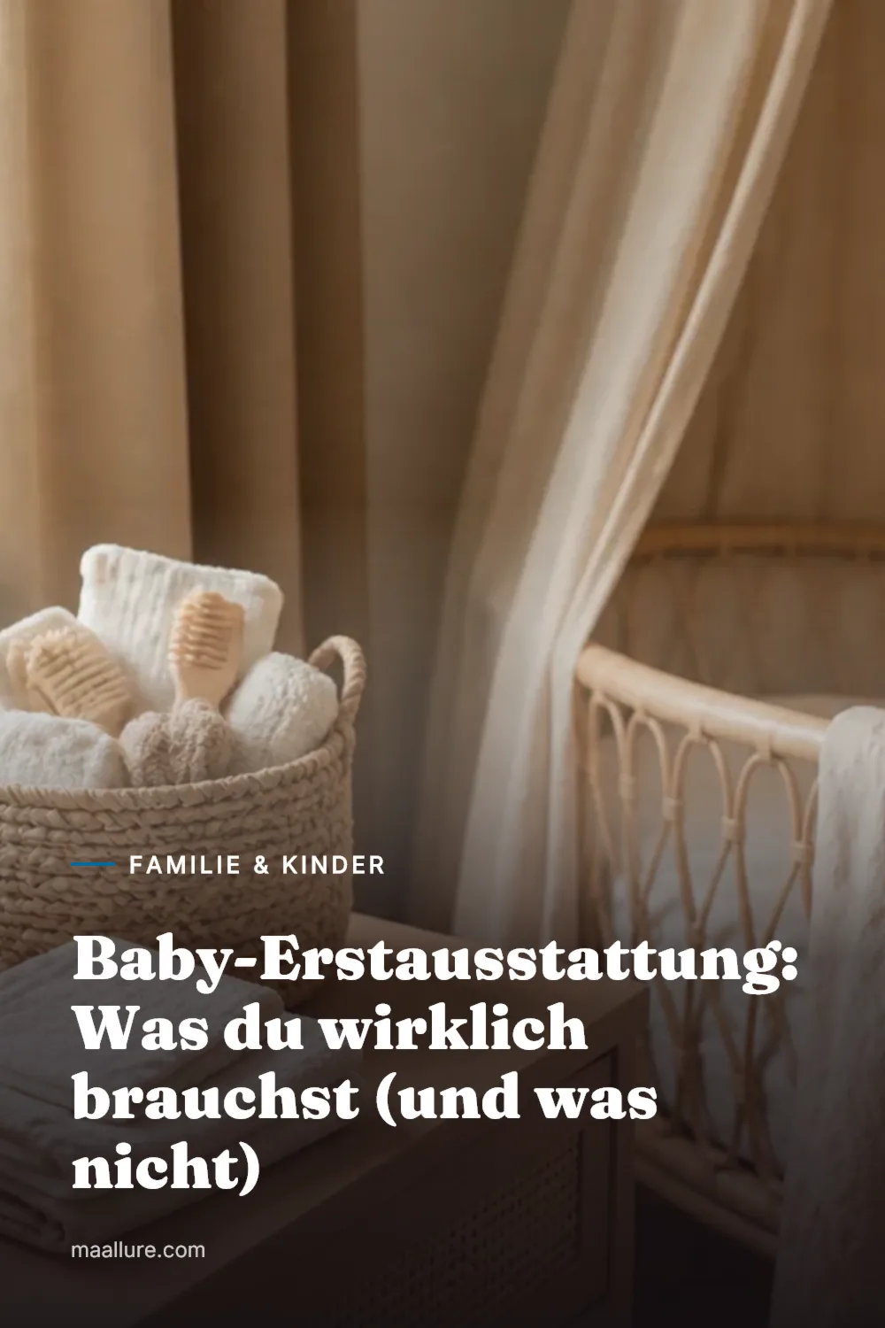 Minimalistische Baby-Erstausstattung mit Beistellbett, Mullwindeln und schlichter Kleidung im hellen Kinderzimmer