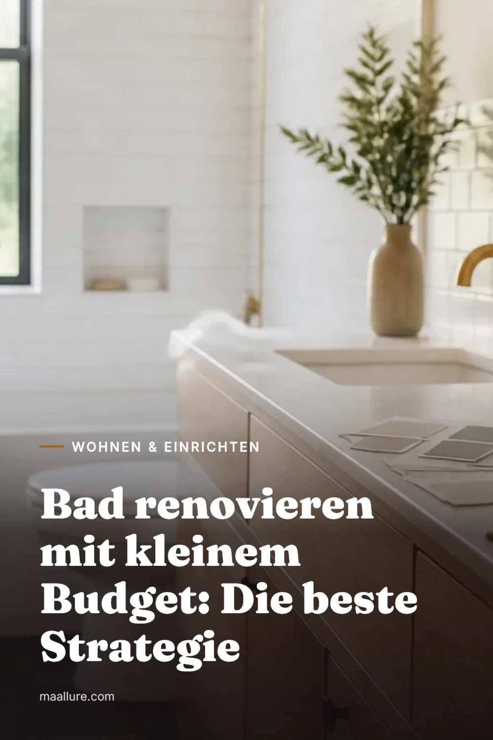 Helles modernes Badezimmer mit weißen Fliesen, Holzwaschtisch, Werkzeugen und Farbmustern