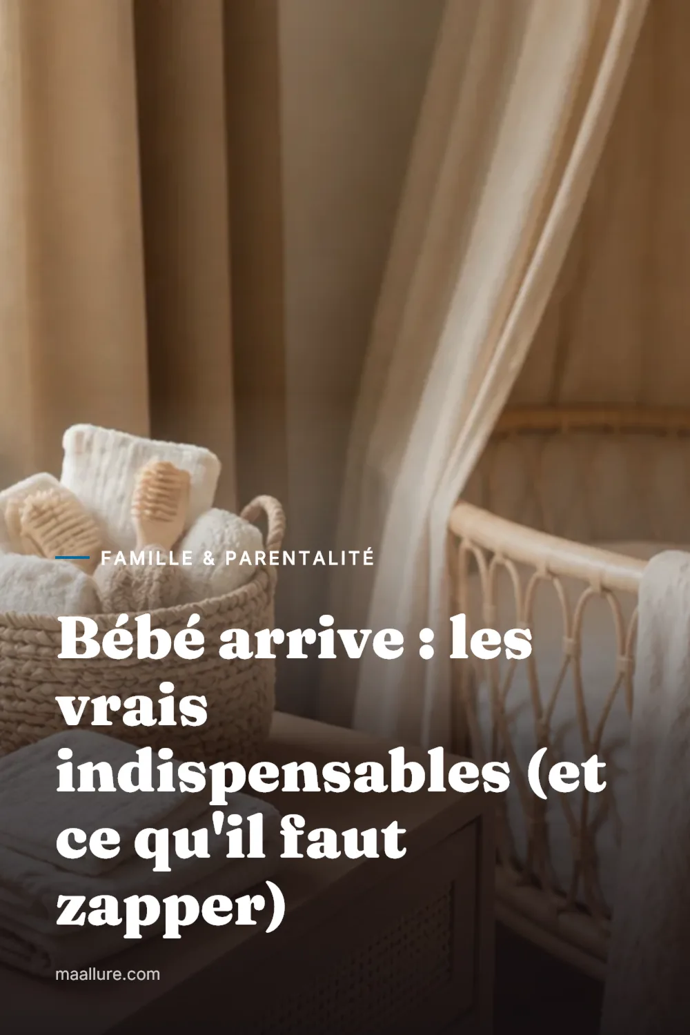 Berceau en bois clair avec langes en mousseline et vêtements de nouveau-né soigneusement pliés dans une chambre épurée