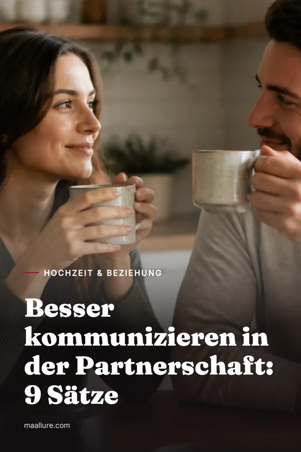 Ein Paar sitzt entspannt bei einer Tasse Kaffee am Küchentisch und unterhält sich ruhig