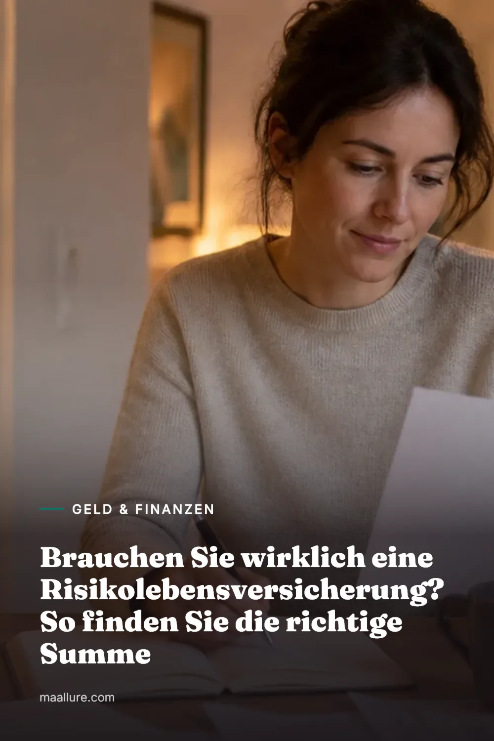 Frau sitzt abends am Küchentisch und prüft Haushaltsunterlagen sowie Notizen zur Absicherung ihrer Familie