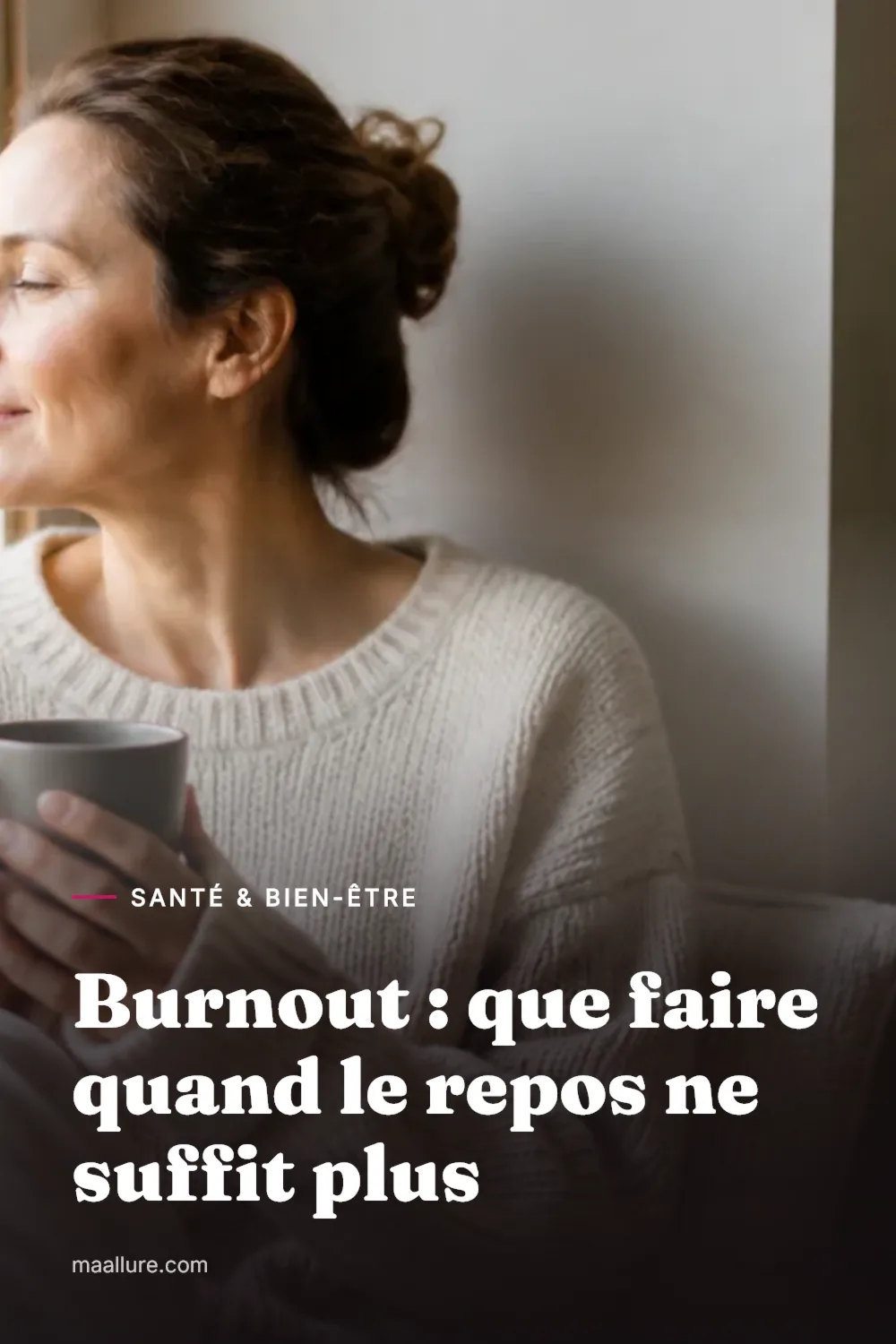 Femme se reposant pres d'une fenetre lumineuse avec une tasse de the, un ordinateur portable ferme pose a cote d'elle, prenant un moment de calme pour recuperer son energie