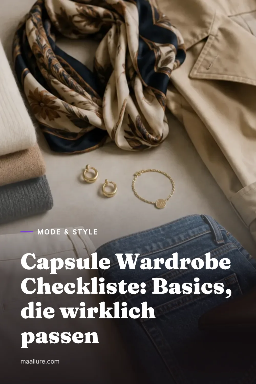 Minimalistische Capsule Wardrobe mit Strick, Jeans, Trenchcoat, Loafern und Accessoires auf hellem Hintergrund