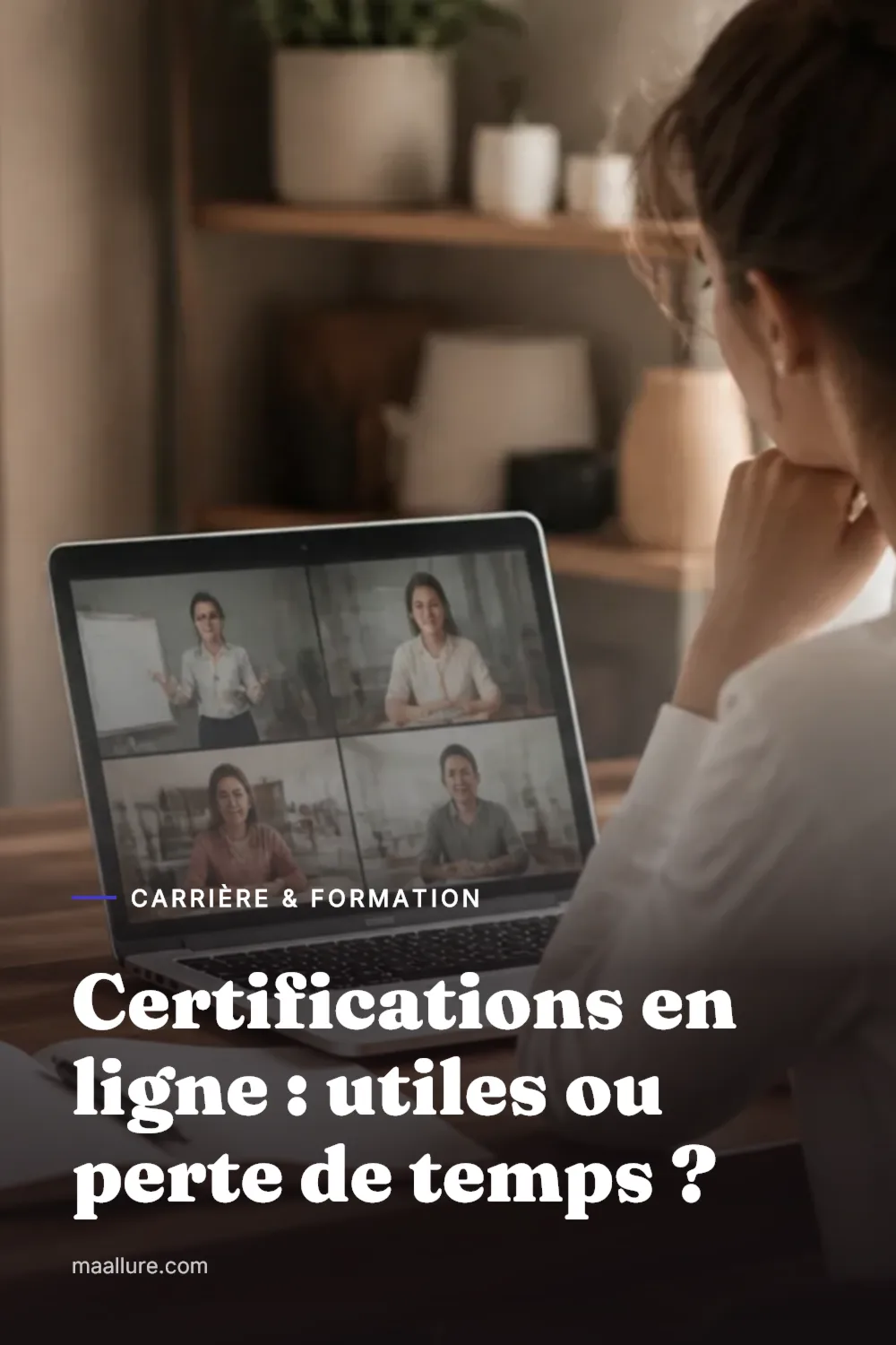 Bureau ordonné avec un ordinateur portable, un carnet de notes et un café pour suivre une formation professionnelle en ligne