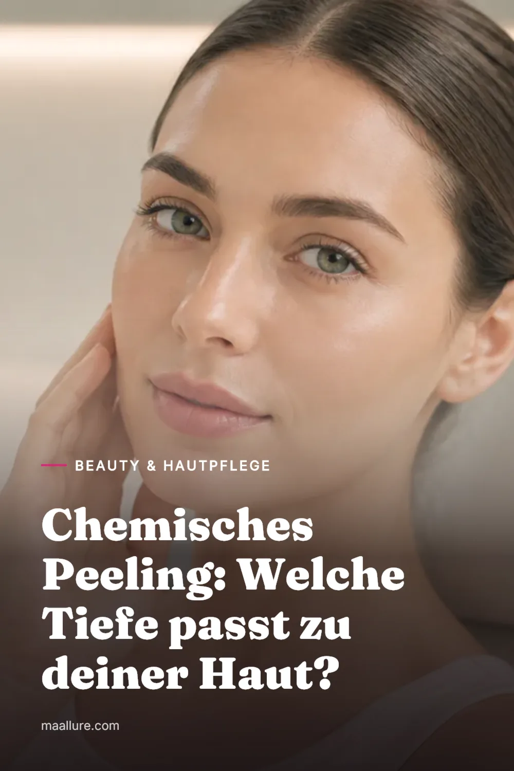Frau mit gepflegtem, natürlichem Teint in einer dermatologischen Praxis