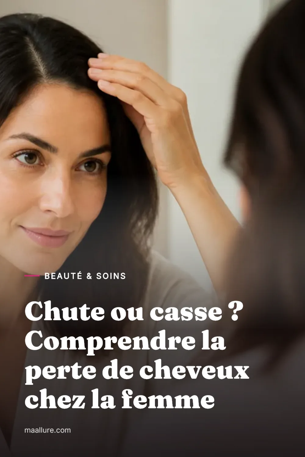 Femme observant calmement la raie de ses cheveux dans le miroir d'une salle de bains lumineuse