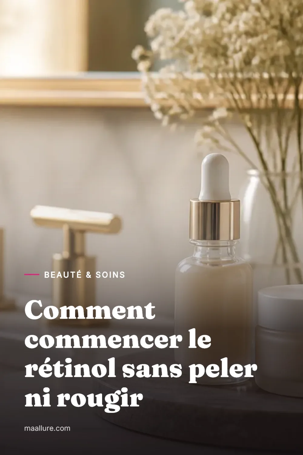 Flacon de sérum au rétinol avec crème hydratante et protection solaire sur un plan de travail en céramique