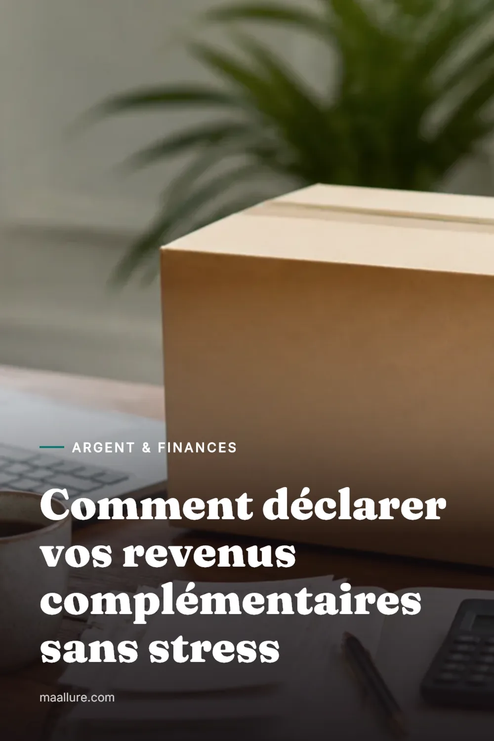 Bureau ordonné avec ordinateur portable, carnet de comptes, calculatrice et reçus pour le calcul des impôts sur une activité secondaire