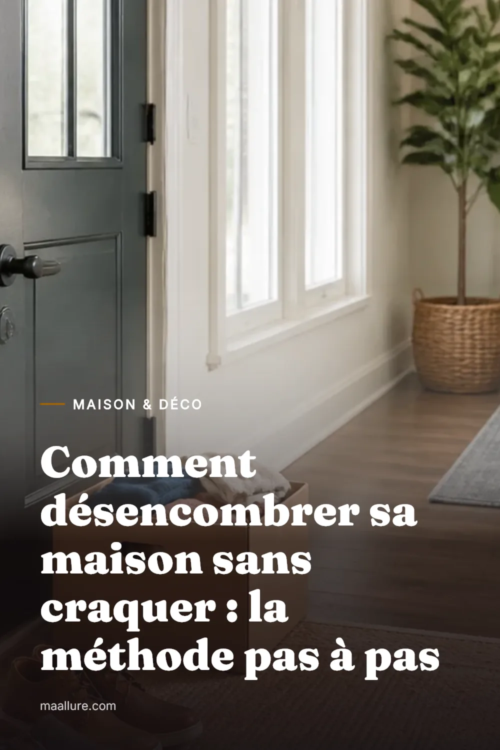 Entrée de maison épurée et lumineuse avec un panier de dons et un meuble à chaussures bien rangé