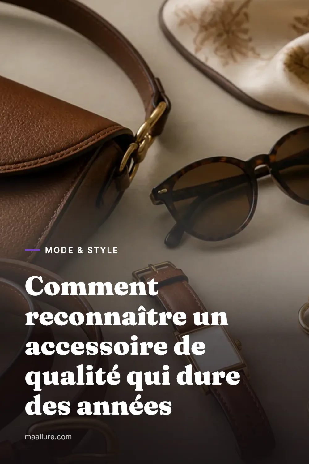 Sac en cuir sobre, carré de soie, lunettes de soleil d'acétate, ceinture fine et montre classique posés sur une table en travertin
