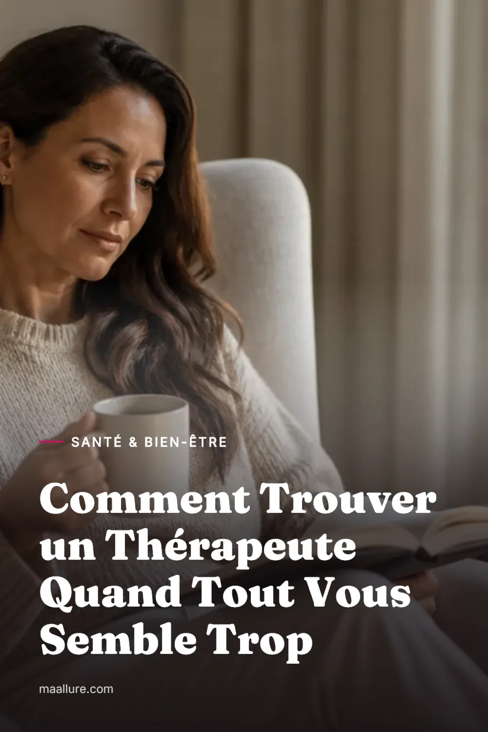 Une femme assise dans un fauteuil près d'une fenêtre, prenant des notes dans un carnet alors qu'elle cherche un thérapeute