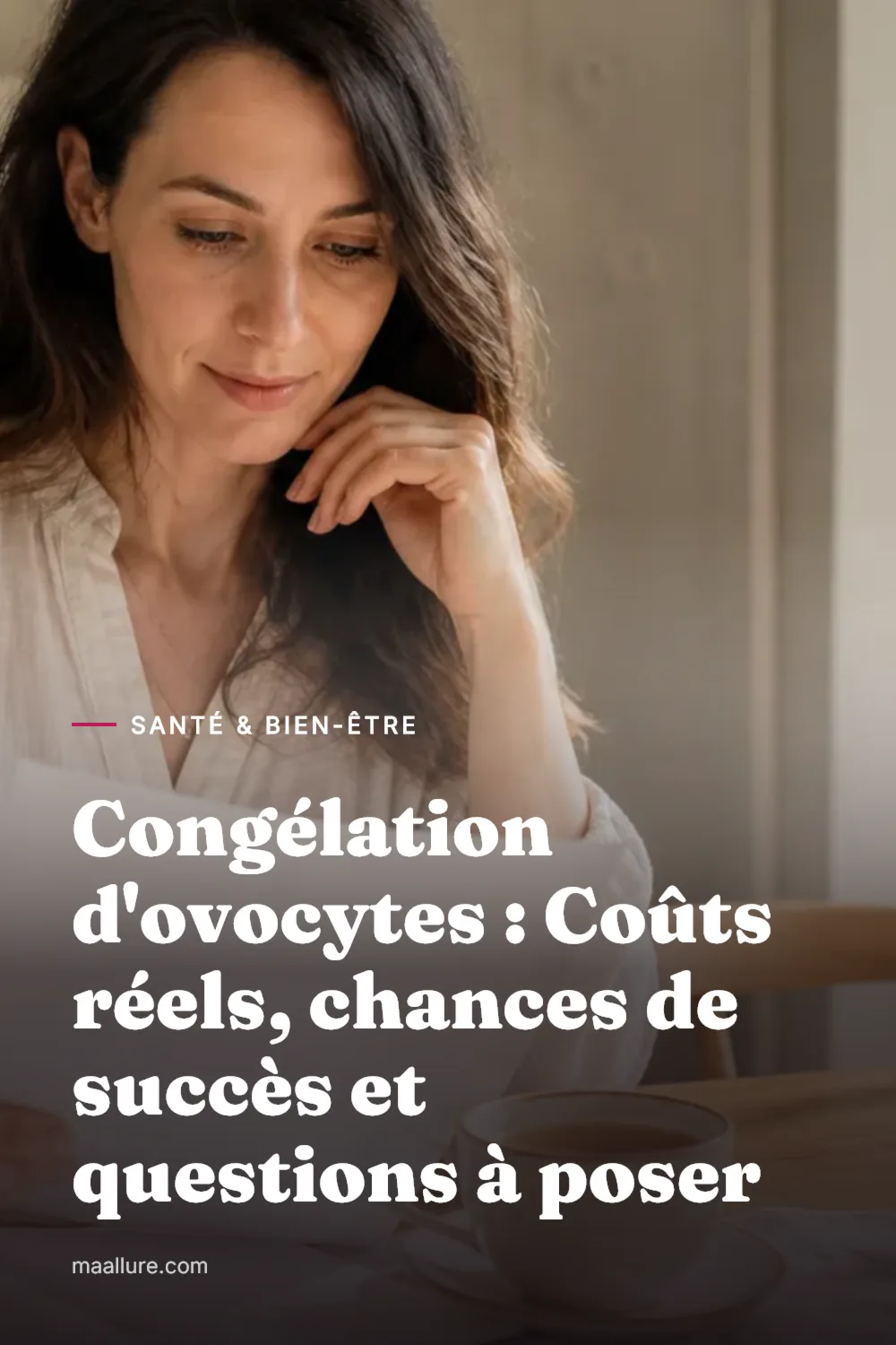 Une trentenaire assise à une table de cuisine ensoleillée avec du thé et un carnet, relisant ses notes avant une consultation en fertilité