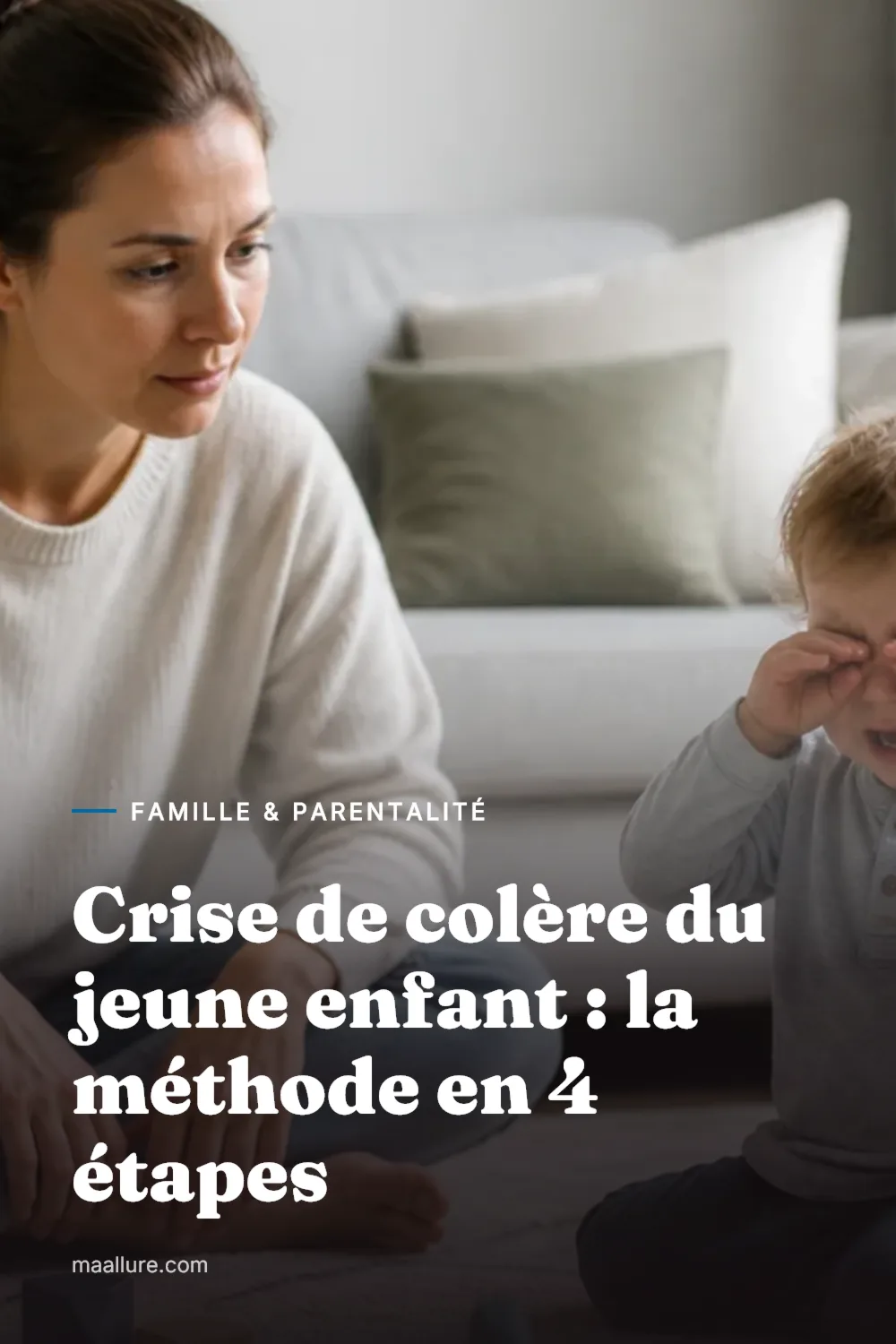 Un parent accroupi avec bienveillance près de son jeune enfant en larmes dans le salon
