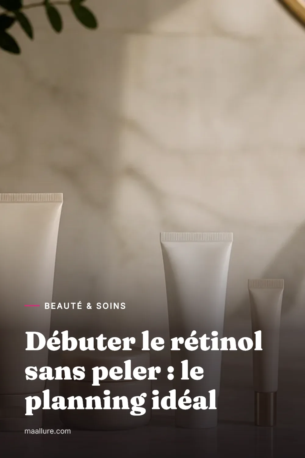 Routine de soin visage minimaliste avec nettoyant doux, crème hydratante, crème solaire et tube de rétinol sur une vasque en marbre