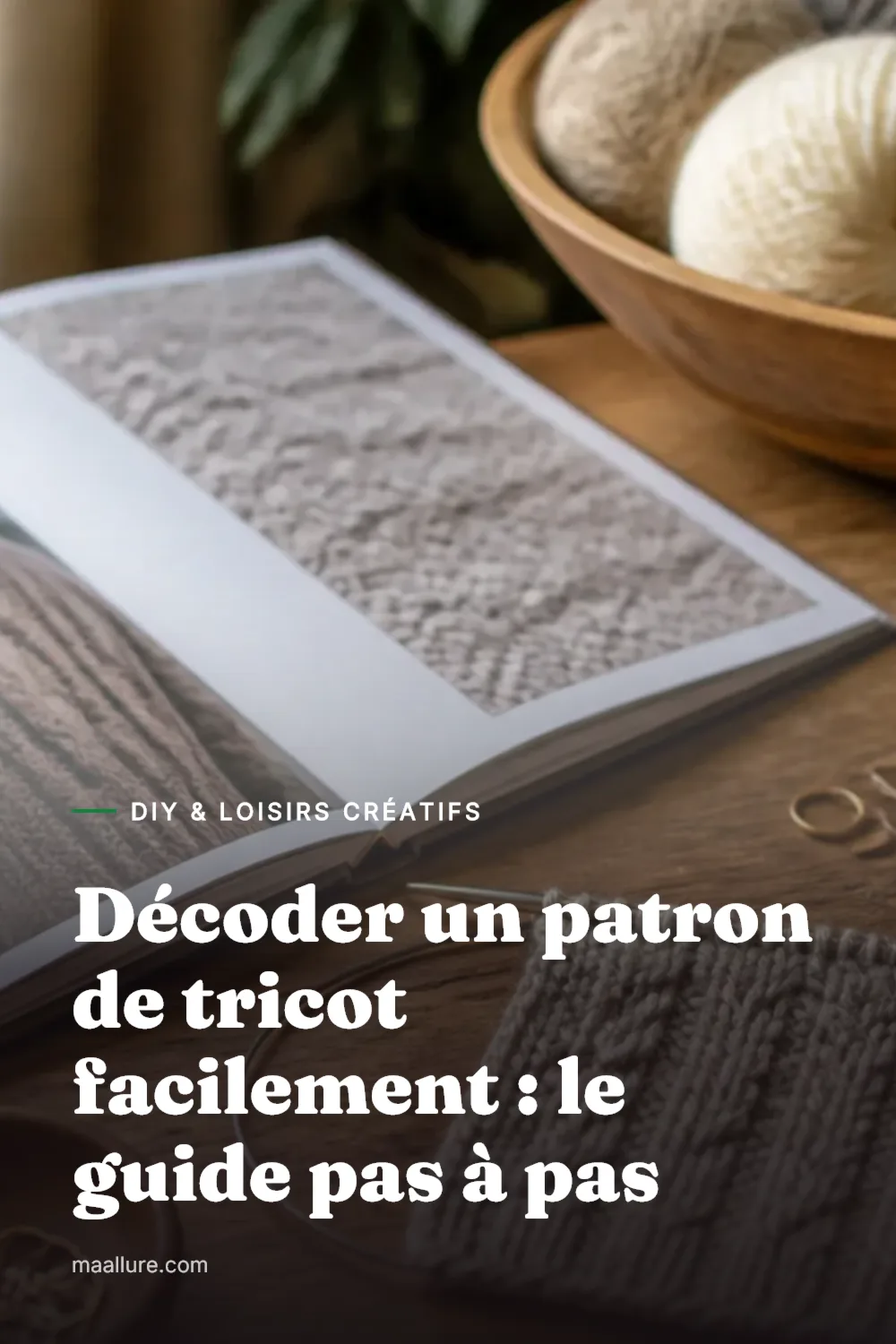 Patron de tricot imprimé posé sur une table en bois avec pelotes de laine mérinos, aiguilles circulaires et échantillon tricoté