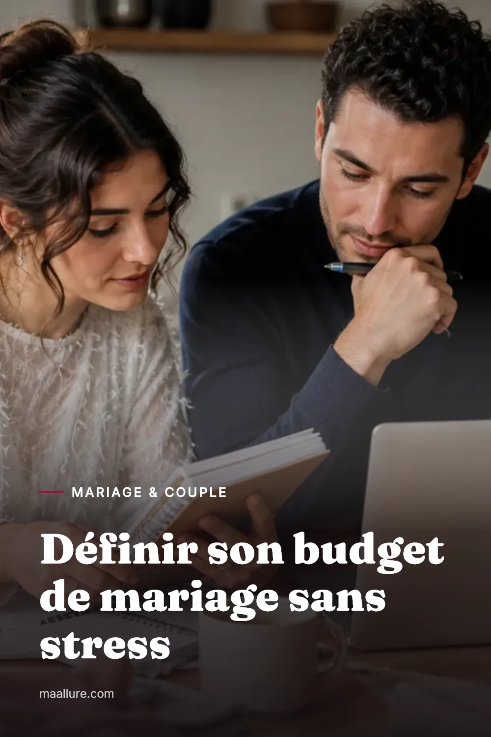 Couple assis à une table consultant ensemble un carnet et un ordinateur pour préparer leur budget de mariage dans une ambiance lumineuse et sereine