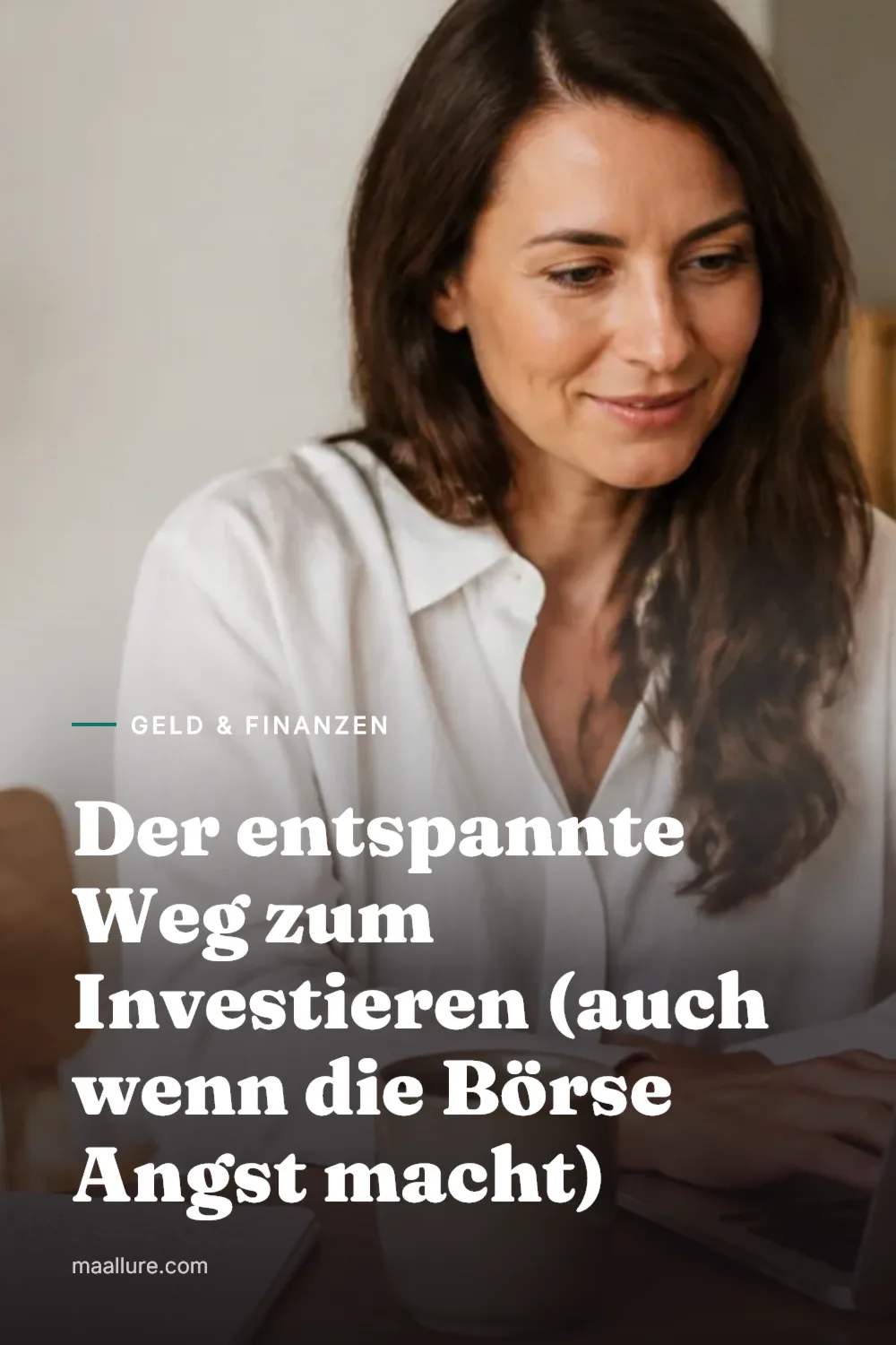 Frau plant entspannt ihre ersten Investments am sonnigen Küchentisch mit Laptop, Notizbuch und Kaffee