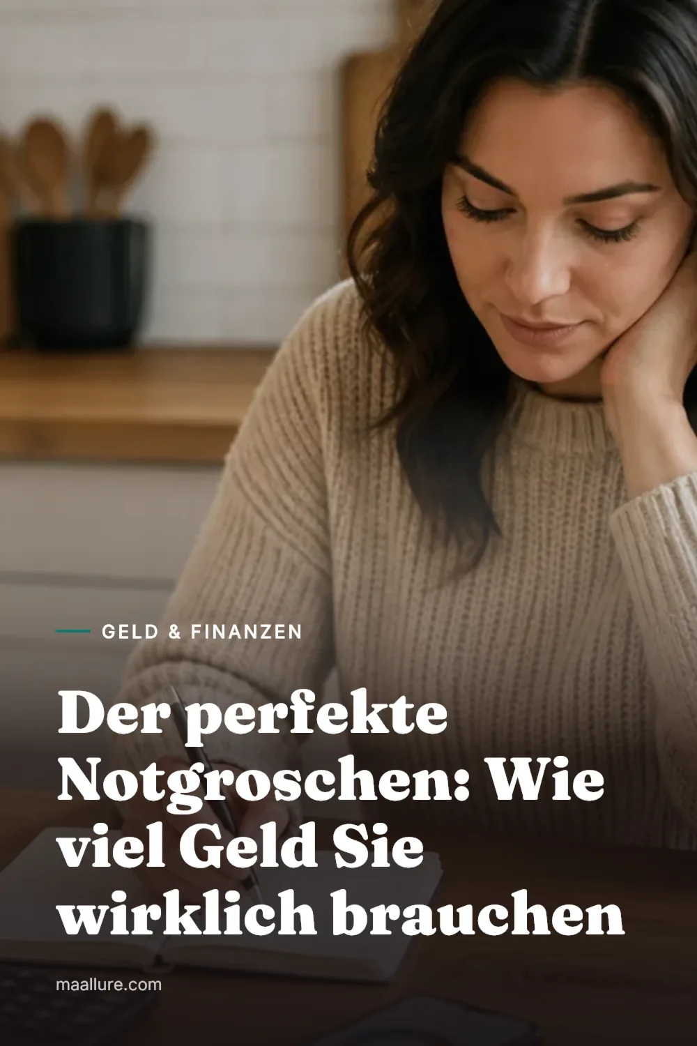 Eine Frau prüft ihre Finanzen und plant ihren Notgroschen am Küchentisch