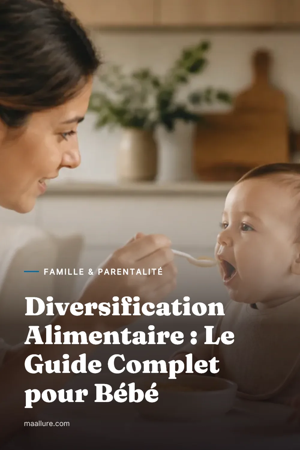 Un parent donne un premier repas à un bébé assis dans une chaise haute dans une cuisine lumineuse