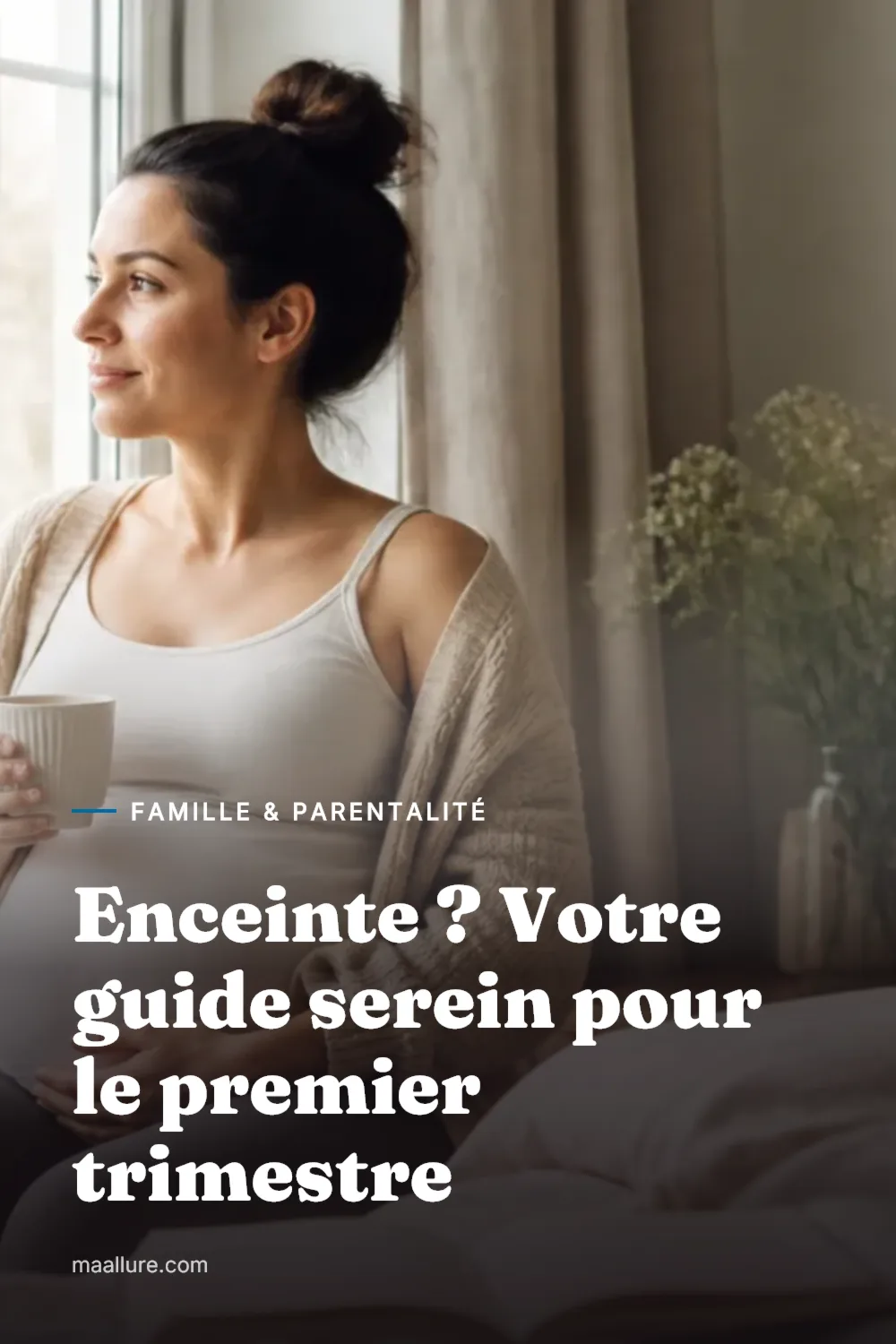 Femme enceinte assise paisiblement près d'une fenêtre avec un carnet et une tisane au premier trimestre