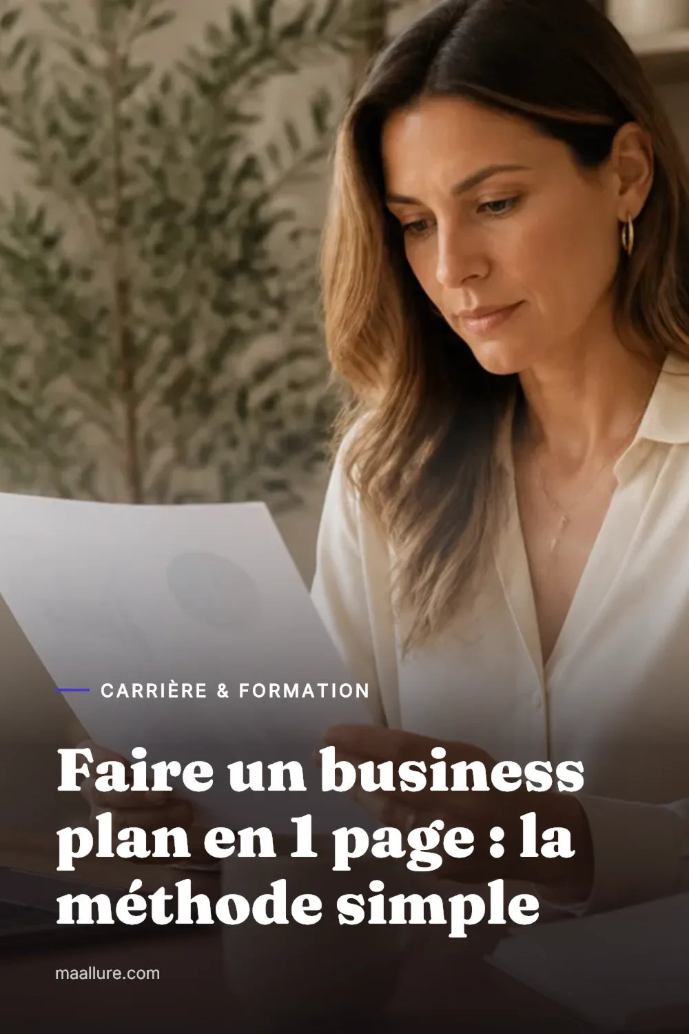 Une entrepreneuse travaillant sur un business plan synthétique d'une page à son bureau