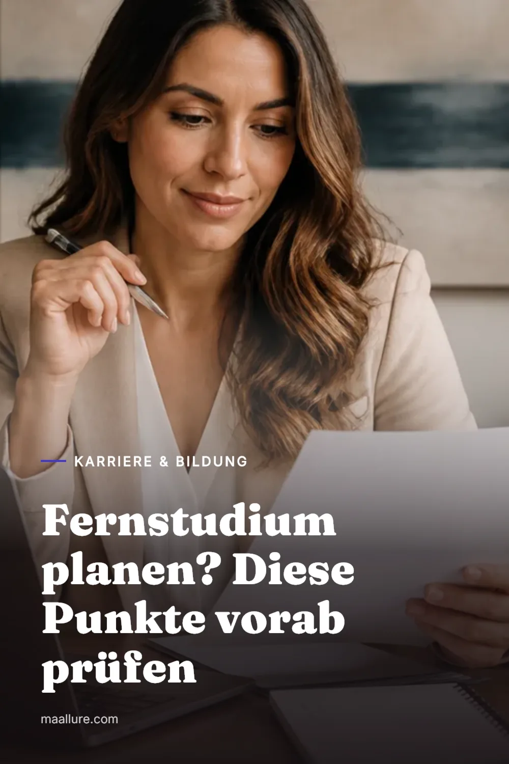 Berufstätige Frau prüft Unterlagen für ein Fernstudium am Laptop im Heimbüro