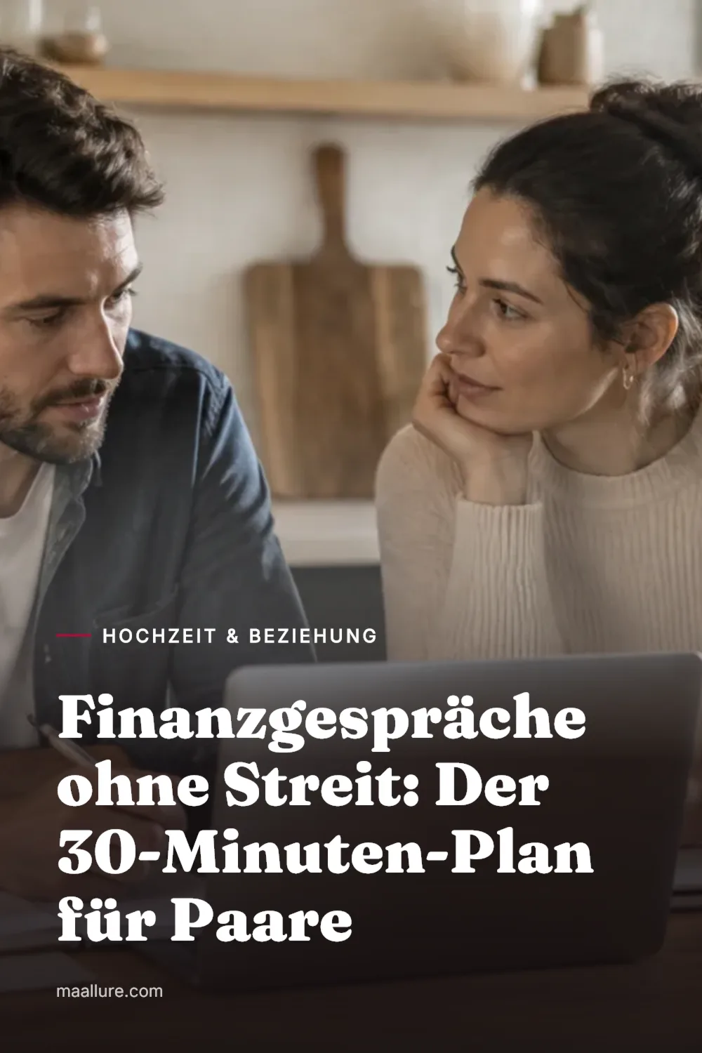 Ein Paar sitzt entspannt am Küchentisch und bespricht gemeinsame Finanzen mit Notizbuch und Laptop