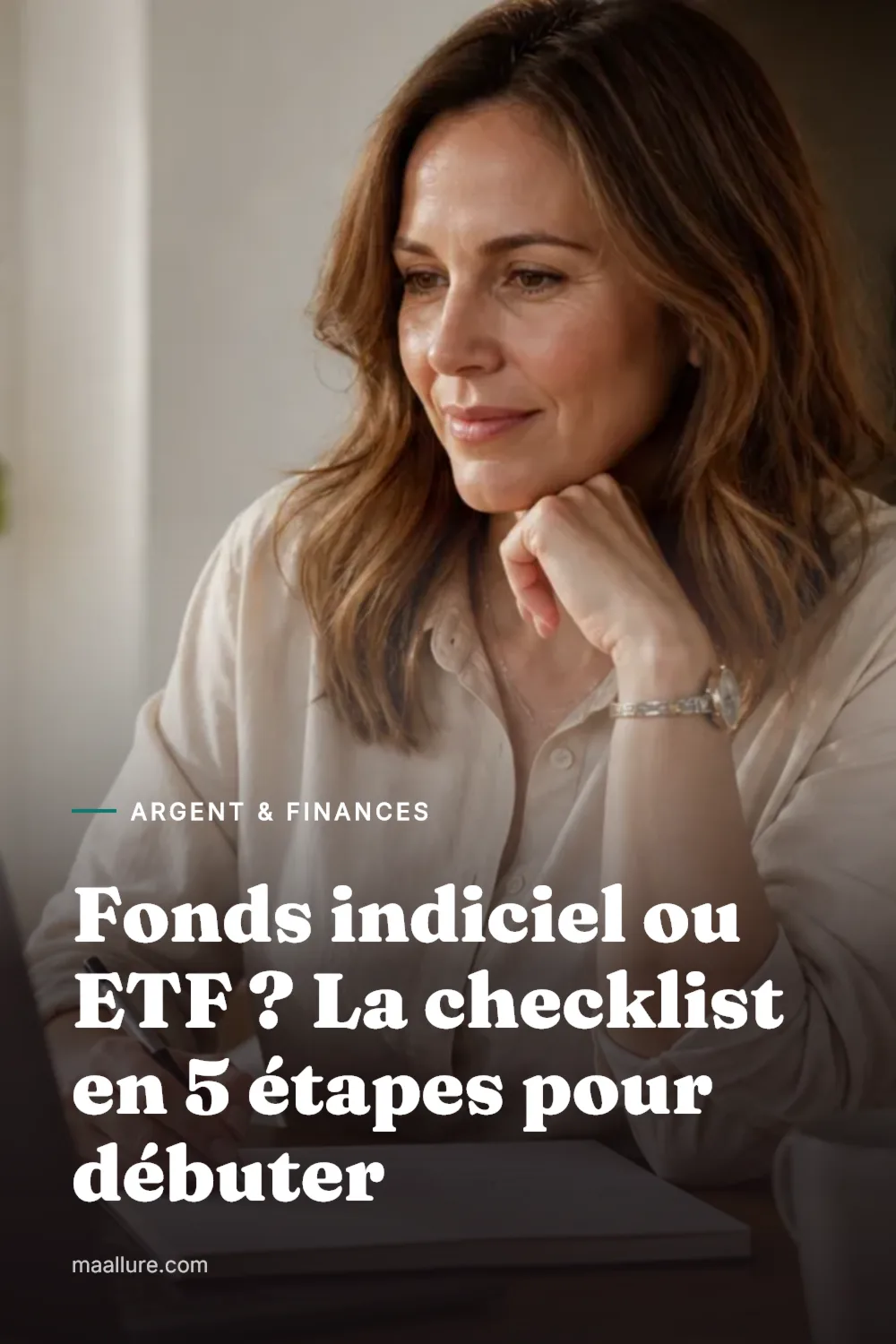 Femme à une table de cuisine ensoleillée avec un ordinateur portable et un carnet, comparant sereinement fonds indiciels et ETF avant son premier investissement