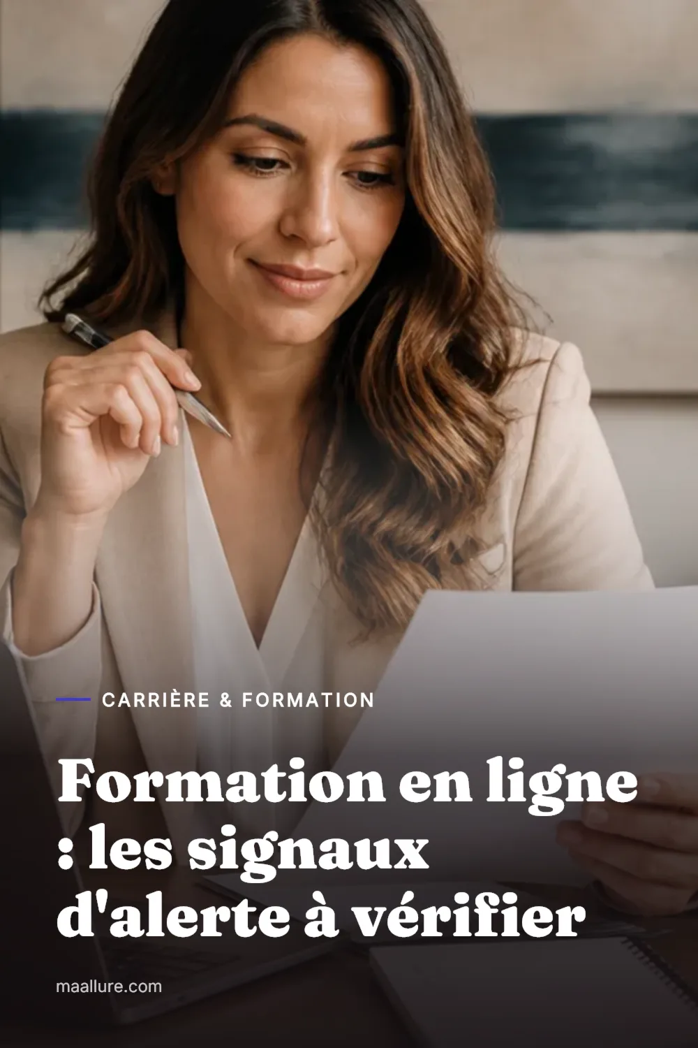 Femme active consultant des programmes de diplômes en ligne sur son ordinateur portable dans un bureau lumineux