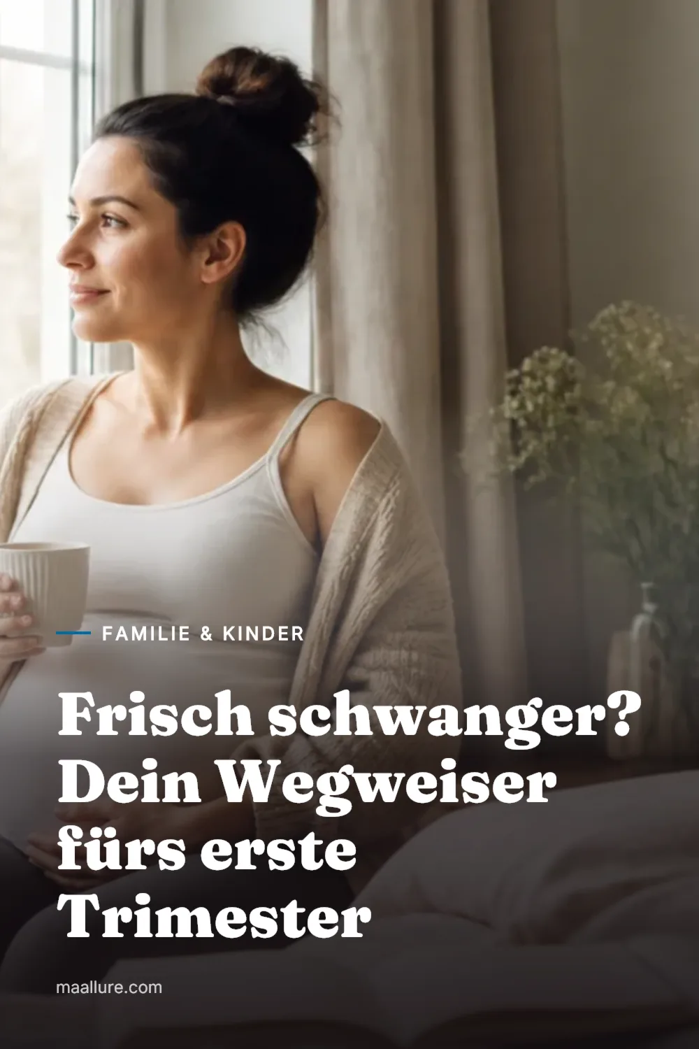 Schwangere Frau sitzt entspannt mit einem Notizbuch und einer Tasse Tee am hellen Fenster im ersten Trimester