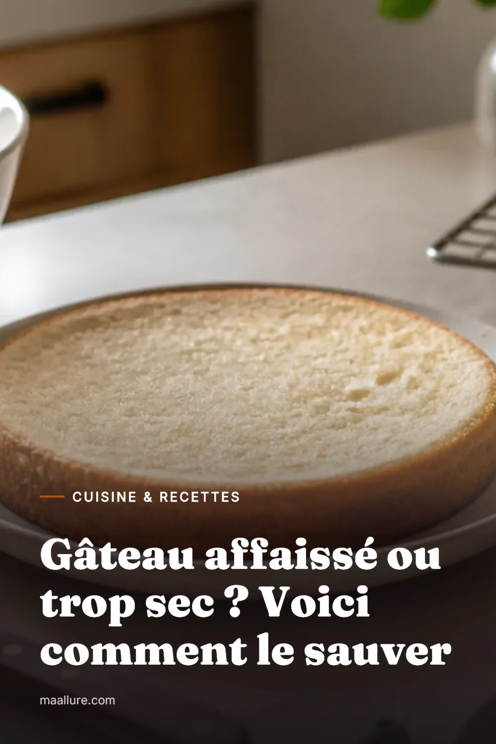 Un gâteau maison doré légèrement affaissé au centre, posé sur une grille dans une cuisine lumineuse